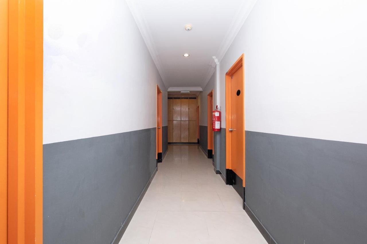 Oyo 90050 V Hotel Teluk Intan Exterior foto