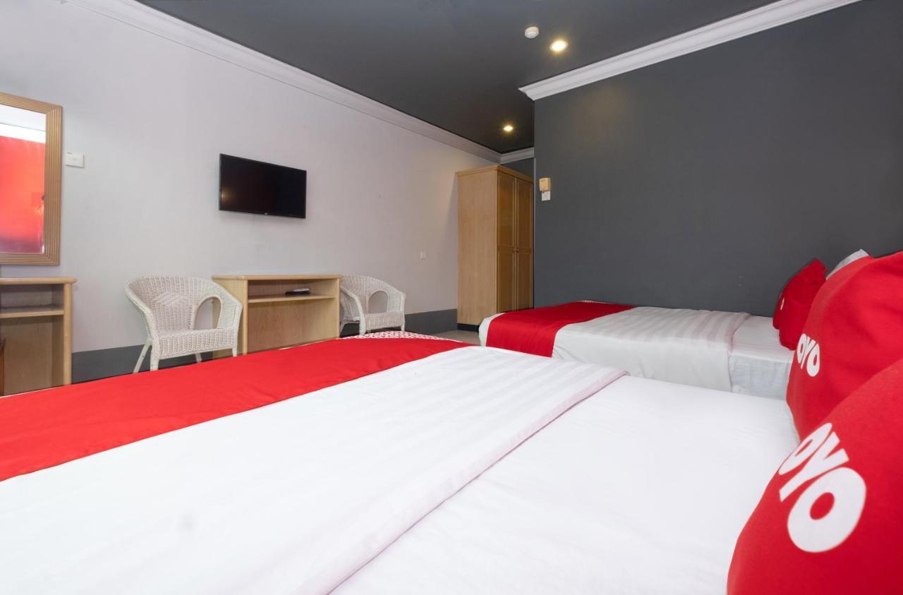 Oyo 90050 V Hotel Teluk Intan Exterior foto