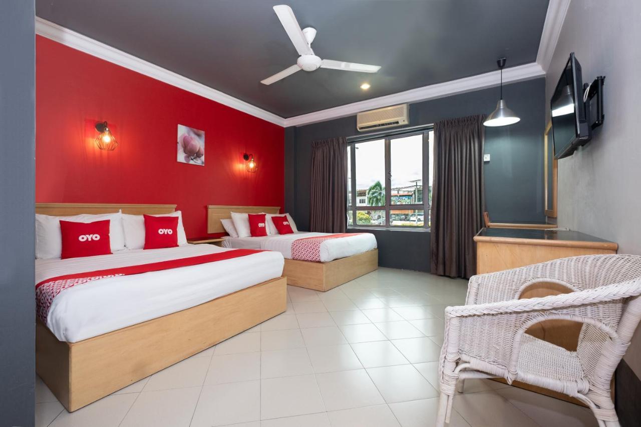 Oyo 90050 V Hotel Teluk Intan Exterior foto