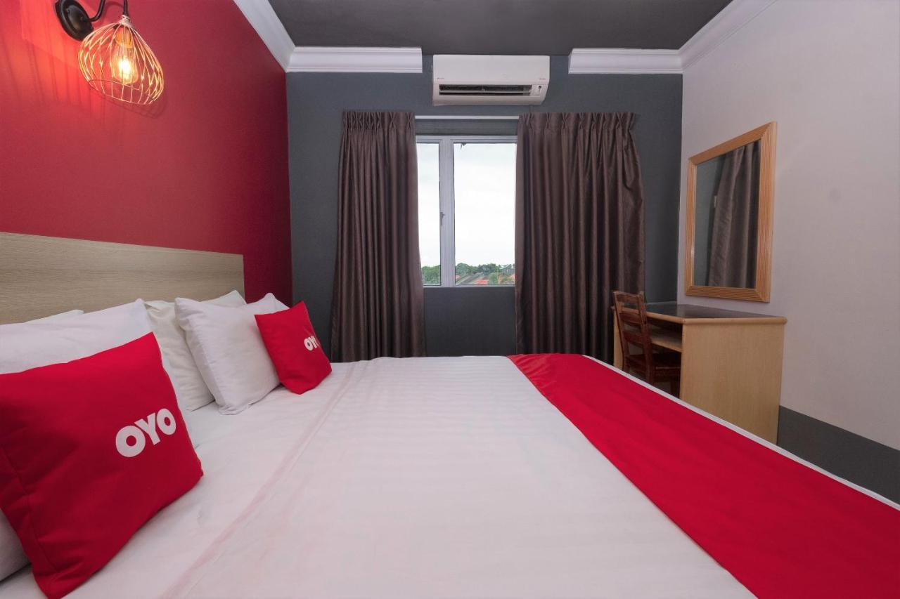 Oyo 90050 V Hotel Teluk Intan Exterior foto